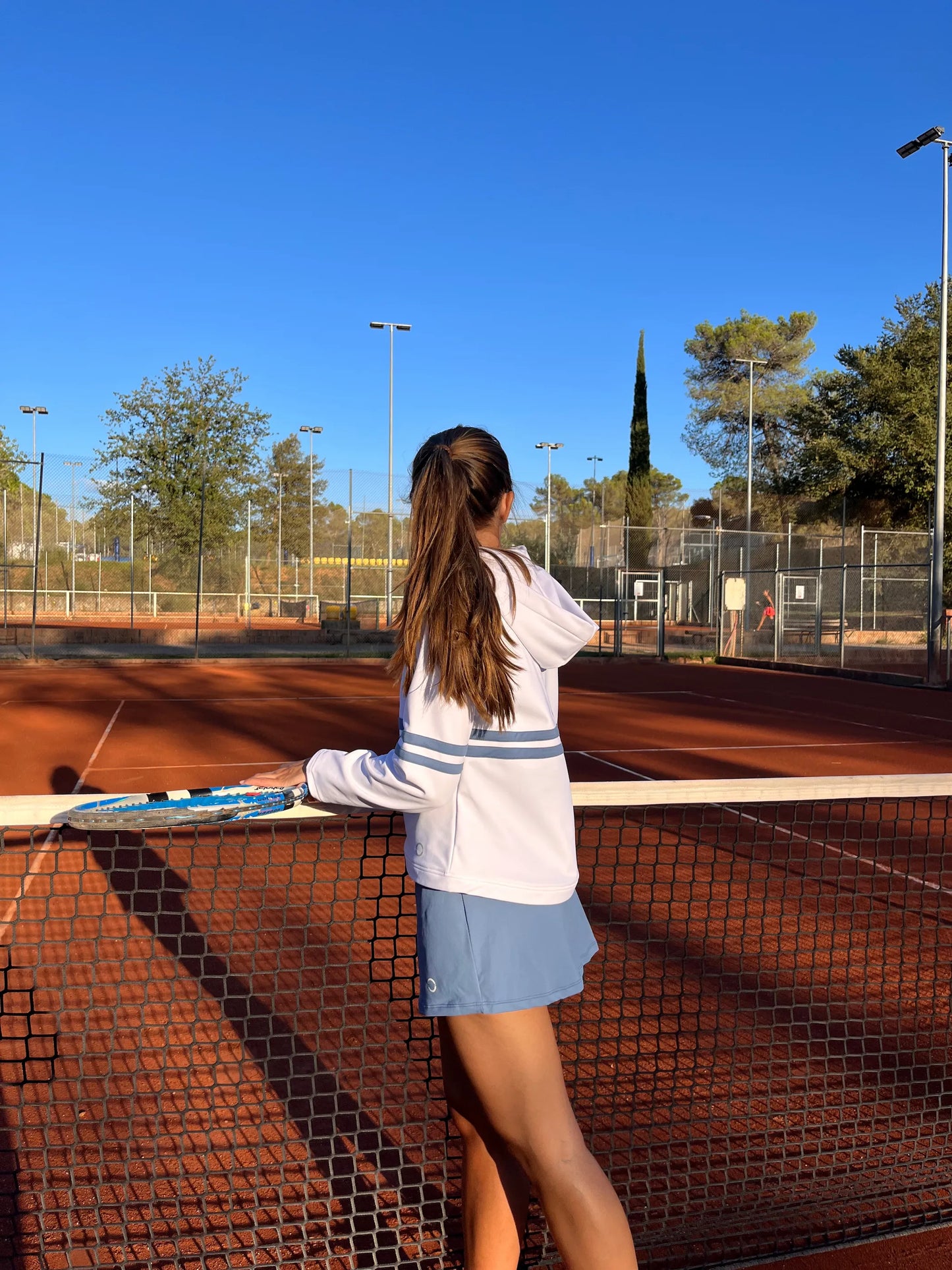 Sudadera blanca con líneas azules de padel. Sudadera blanca con líneas azules de tenis. Sudadera de deporte. Sudadera con capucha.