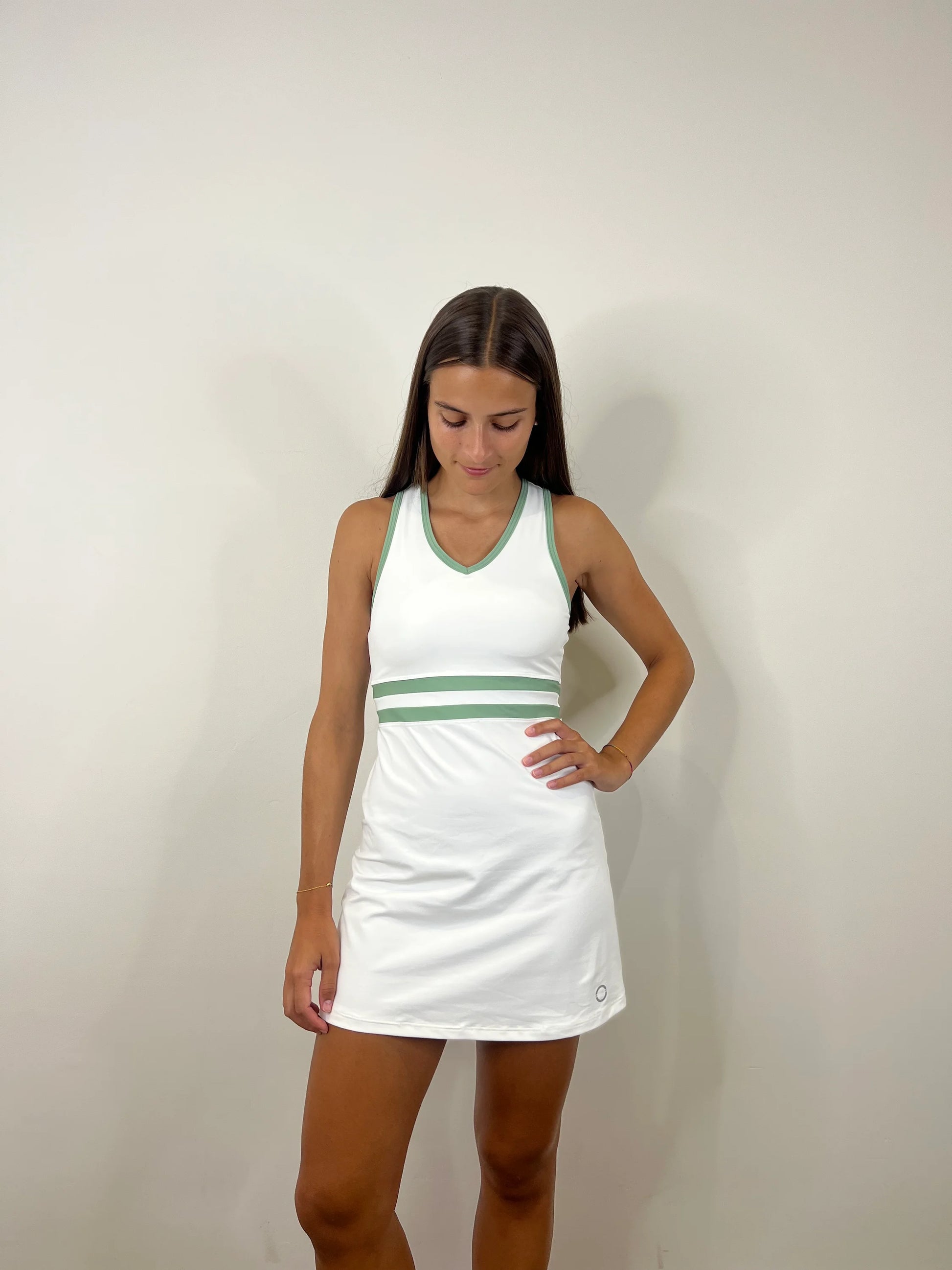 Vestido blanco con líneas verdes de padel. Vestido blanco de tenis. Vestido de golf. Vestido elegante de deporte. Vestido de padel.