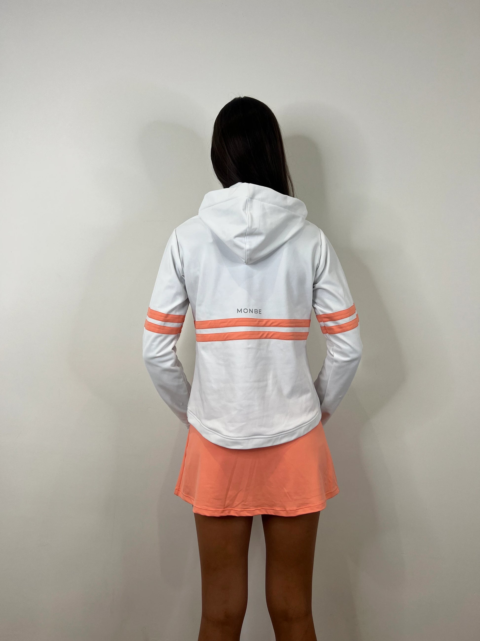 Sudadera blanca con líneas salmón de padel. Sudadera blanca con líneas salmón de tenis. Sudadera de deporte. Sudadera con capucha.