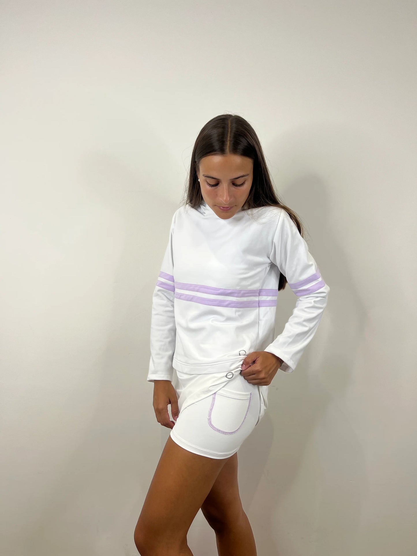 Sudadera blanca con líneas lilas de padel. Sudadera blanca con líneas lilas de tenis. Sudadera de deporte. Sudadera con capucha.