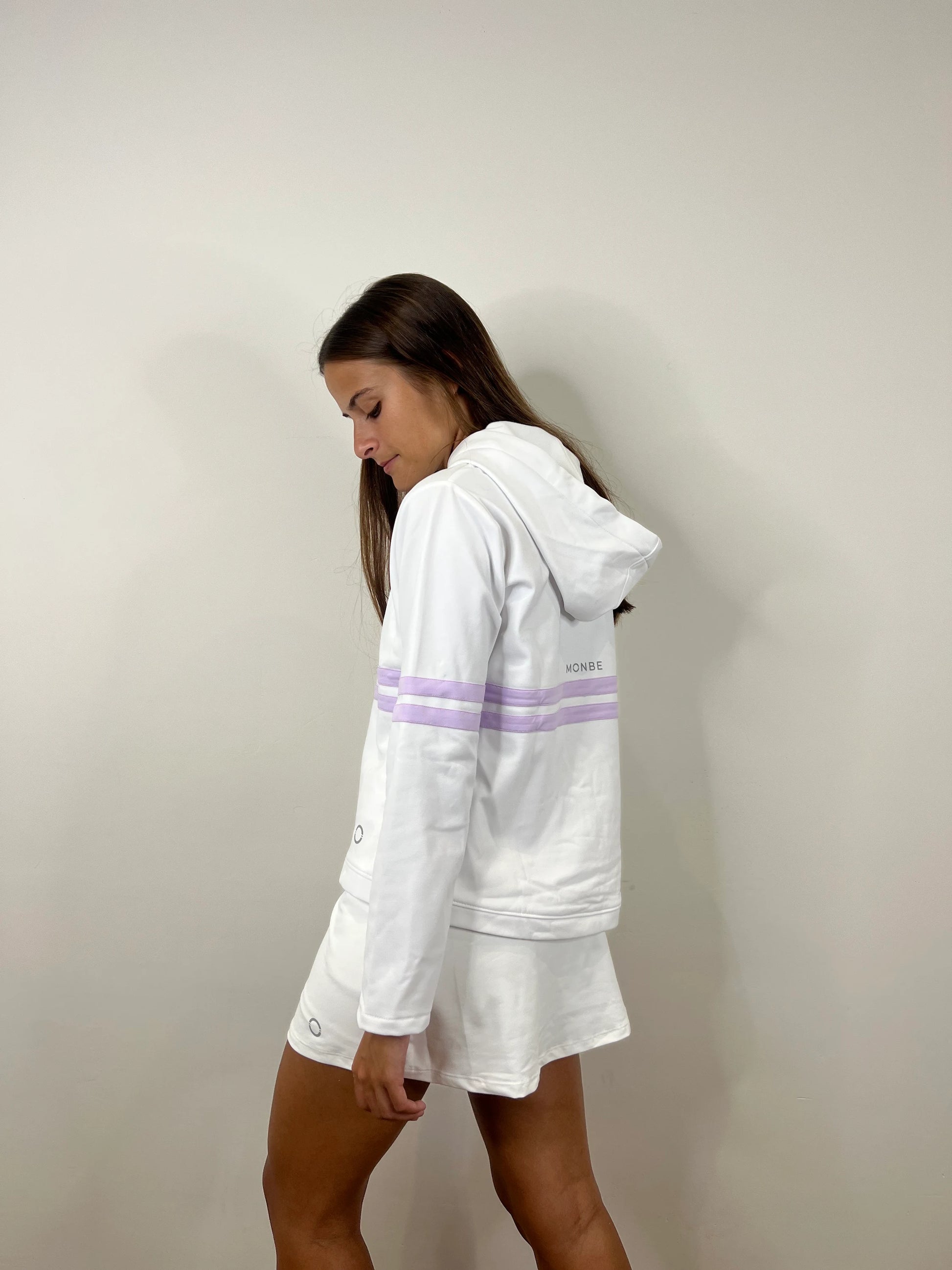 Sudadera blanca con líneas lilas de padel. Sudadera blanca con líneas lilas de tenis. Sudadera de deporte. Sudadera con capucha.