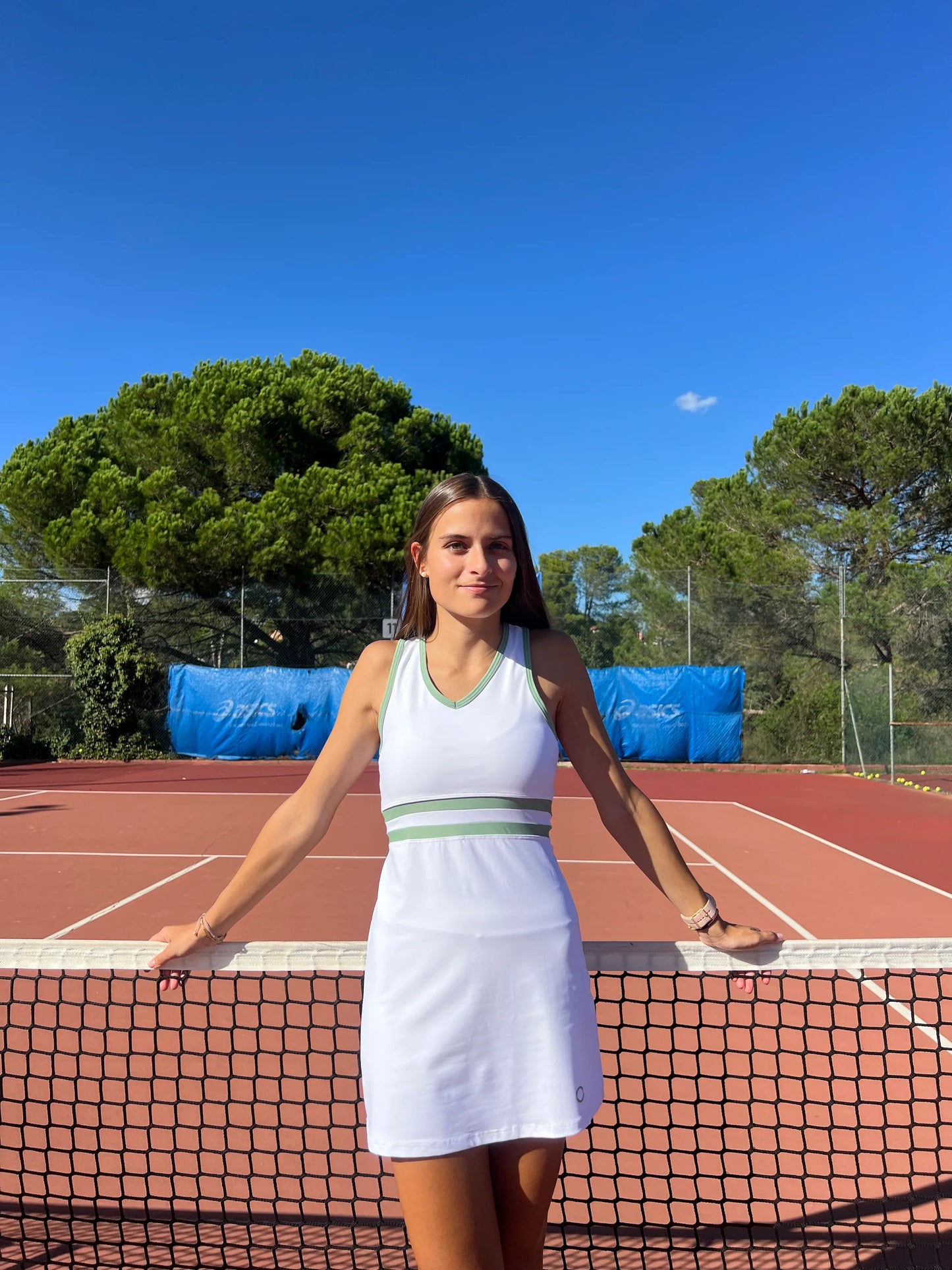 Vestido blanco con líneas verdes de padel. Vestido blanco de tenis. Vestido de golf. Vestido elegante de deporte. Vestido de padel.