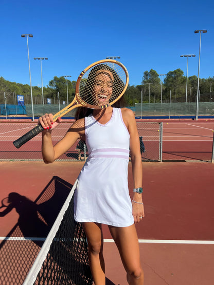 Vestido blanco con líneas lilas de padel. Vestido blanco de tenis. Vestido de golf. Vestido elegante de deporte. Vestido de padel.